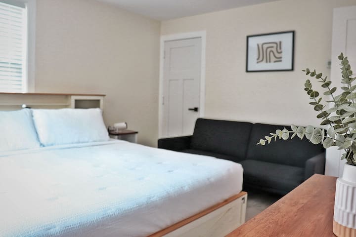 Спие 3 (2 возрасни лица и дете) или трето/ четврто лице може да спие во кауч на извлекување. Влезот на таванот се наоѓа во оваа соба.