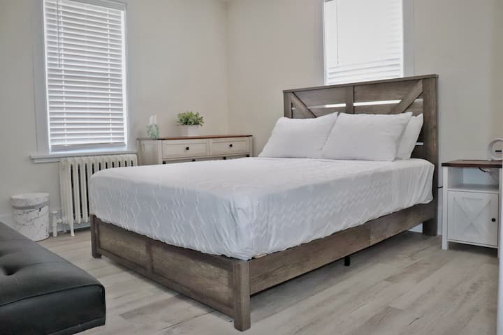 Спие 2 возрасни лица или 2 возрасни лица и бебе плус кауч со кабриолет  