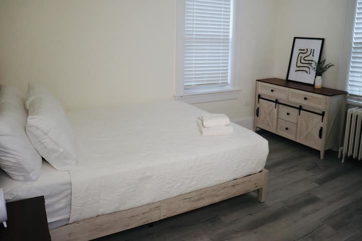 Спие 2 возрасни гости или 2 лица и бебе на кревет. Исчистете ги постелнините/чаршафите, затоа имајте предвид дека ќе има различни чаршафи во боја во зависност од достапноста. 