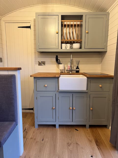 Popular Airbnb listing: Shepherds Hut in Harvel in Gravesham