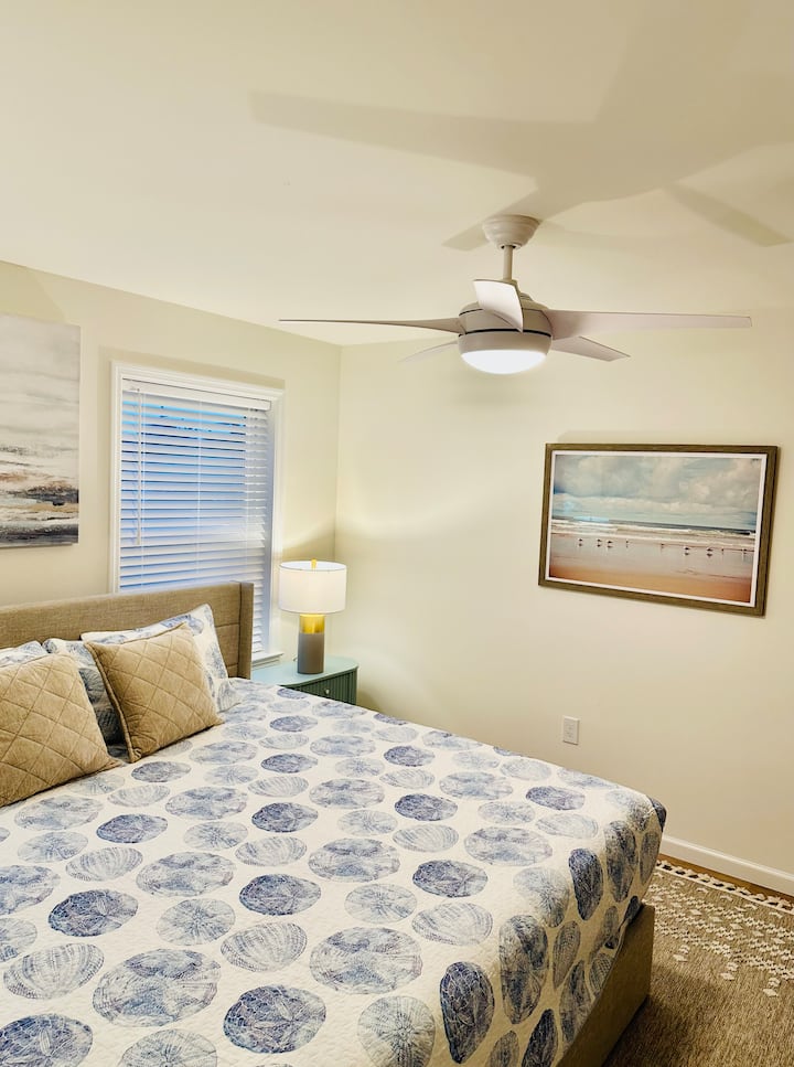 חדר שינה ראשי עם מיטת קינג 