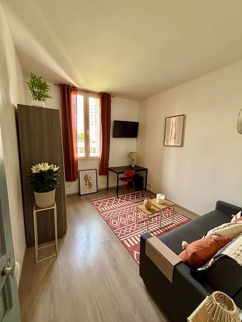 Propriété Airbnb réussie: Cozy downtown studio (Airbnb Tax Absence Law) à Montpellier