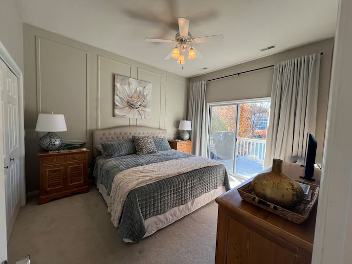 Chambre principale avec lit king.  Sortez sur la terrasse.  Vue sur le lac. Dispose d'une salle de bain attenante et d'une télévision