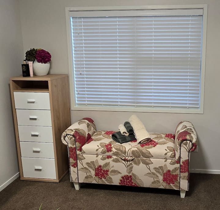 Удобно отоманско и високо момче/5 фиоки за ваша удобност.