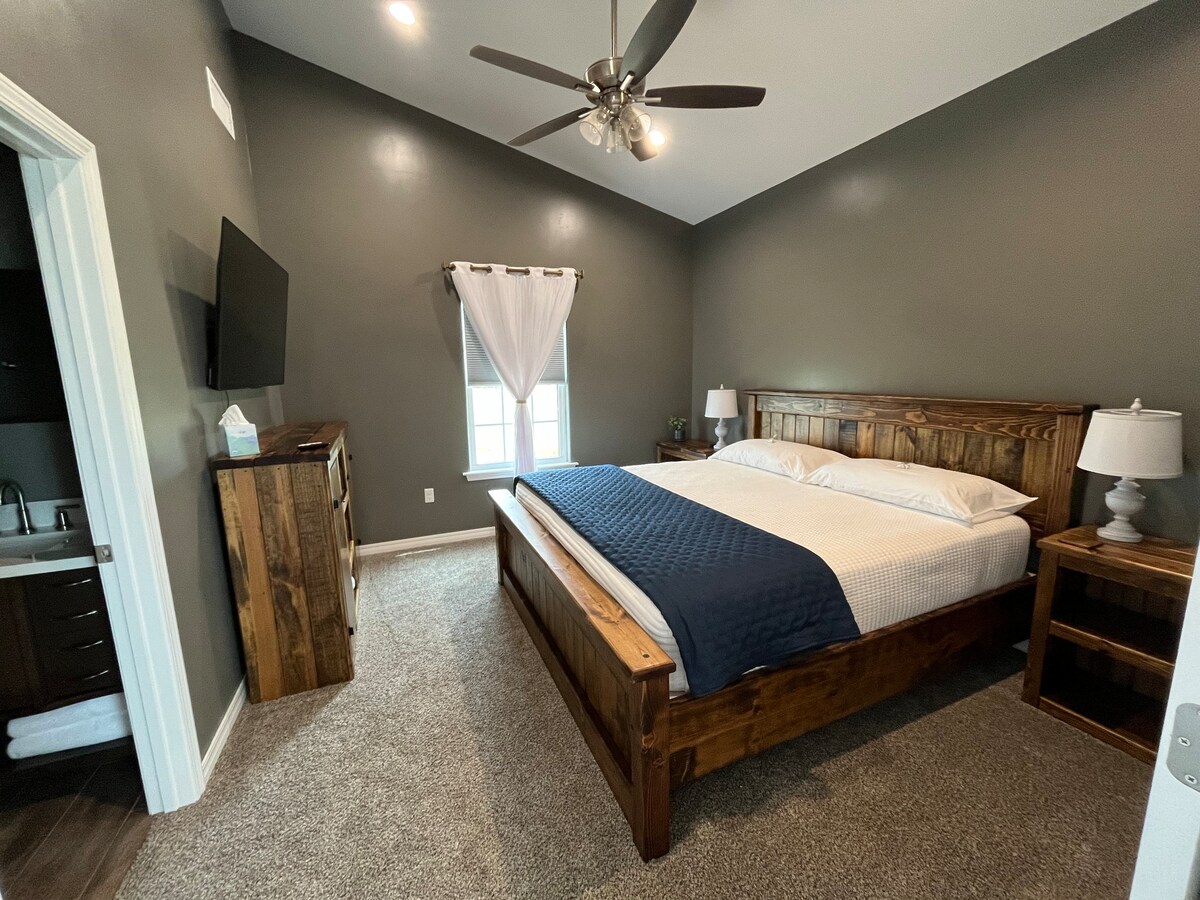 ריהוט חדר שינה בהתאמה אישית על ידי המארח שלכם, אנדרו.