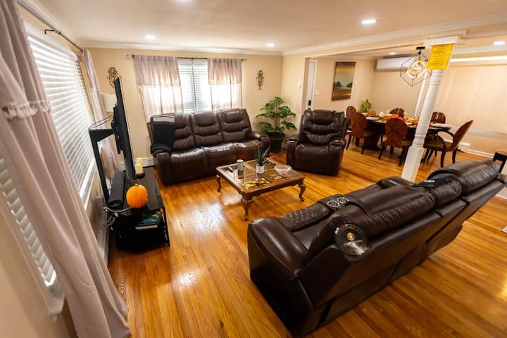 •	Large Home With 5 Rooms And Backyard Space - レディング, PA