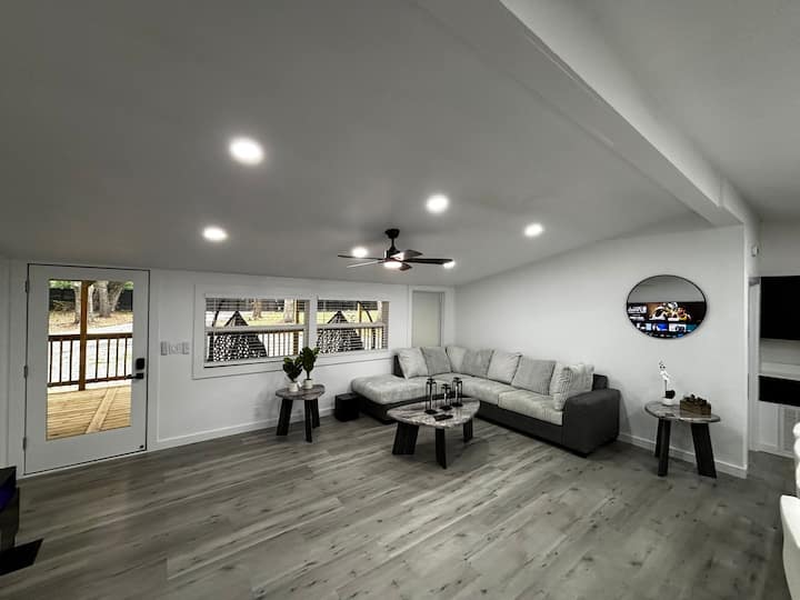 Exclusive Farmhouse Villa With Hot Tub Retreat - Wesley Chapel, FL