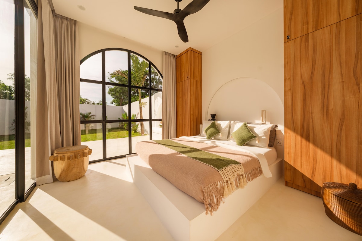 Home in South Kuta · ★5.0 · 3 bedrooms · 3 beds · 2 private baths รายการ Airbnb เปรียบเทียบ
