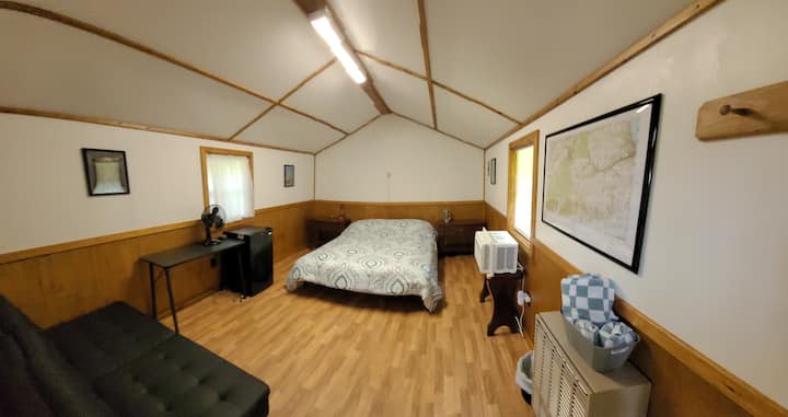 Kabina 2 ka një krevat dopio "queen" dhe një divan të vogël futon që mund të paloset në krevatin e një fëmije.  Dhomat përfshijnë një kondicioner, frigorifer të vogël dhe një ventilator.  Dhoma e dushit ndodhet rreth 100 metra nga kabina.