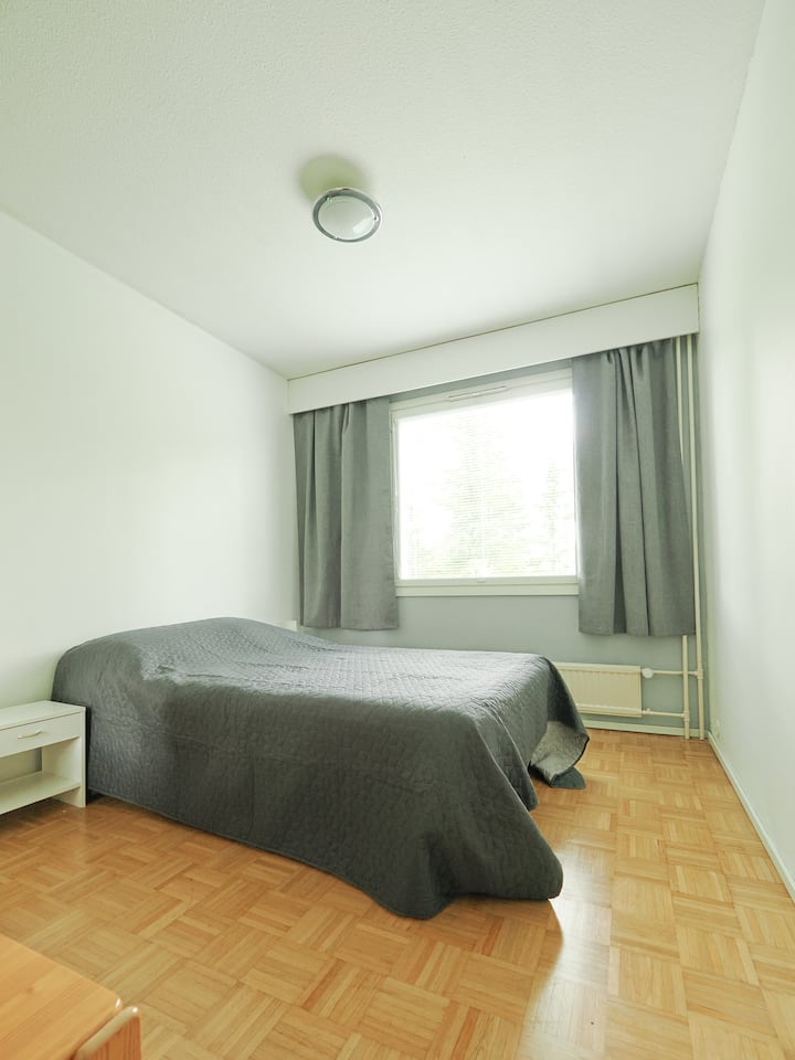 Ampia camera da letto con letto da 120 cm