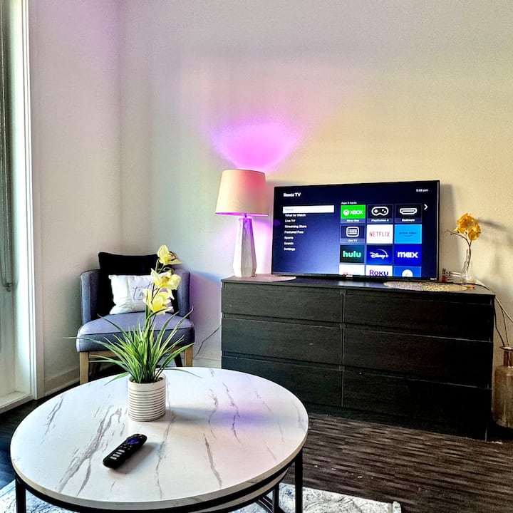 Modern Cozy Entire 1b1b+balcony+pool+gym - Los Angeles, CA