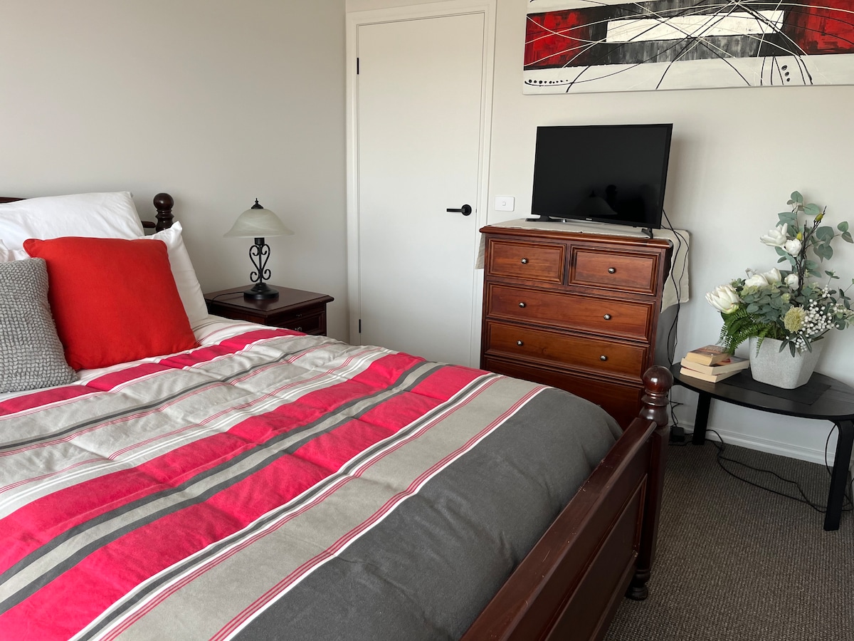 非常舒适的标准双人床。 电视。吊扇。步入式浴缸。 铺设地毯，让脚趾保持温暖。 遮挡百叶窗和双层玻璃窗，以保持天气和光线。 