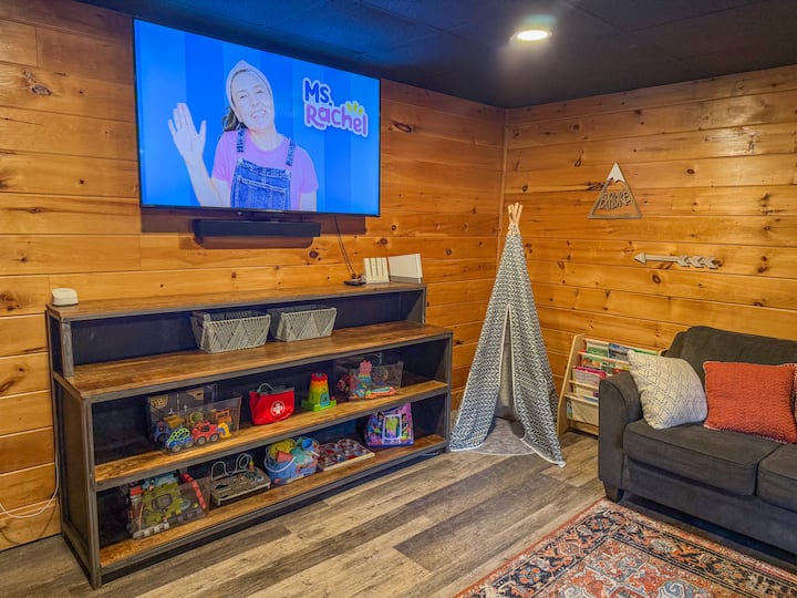 Olemme luoneet ihanan pienen lukemis- ja leikkikulman juuri pienille, koska lomahetket alkavat pienistä hetkistä.