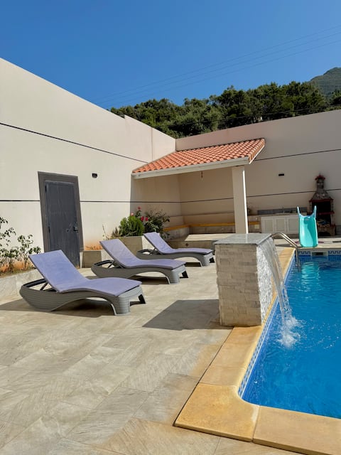 Apartment with sea view and pool