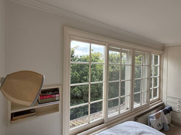 please note that upstairs is not airconditioned (but we have all the fans you will ever need (next year we aircon (BUT the house was build for Melbourne (so it is fine / never too hot.