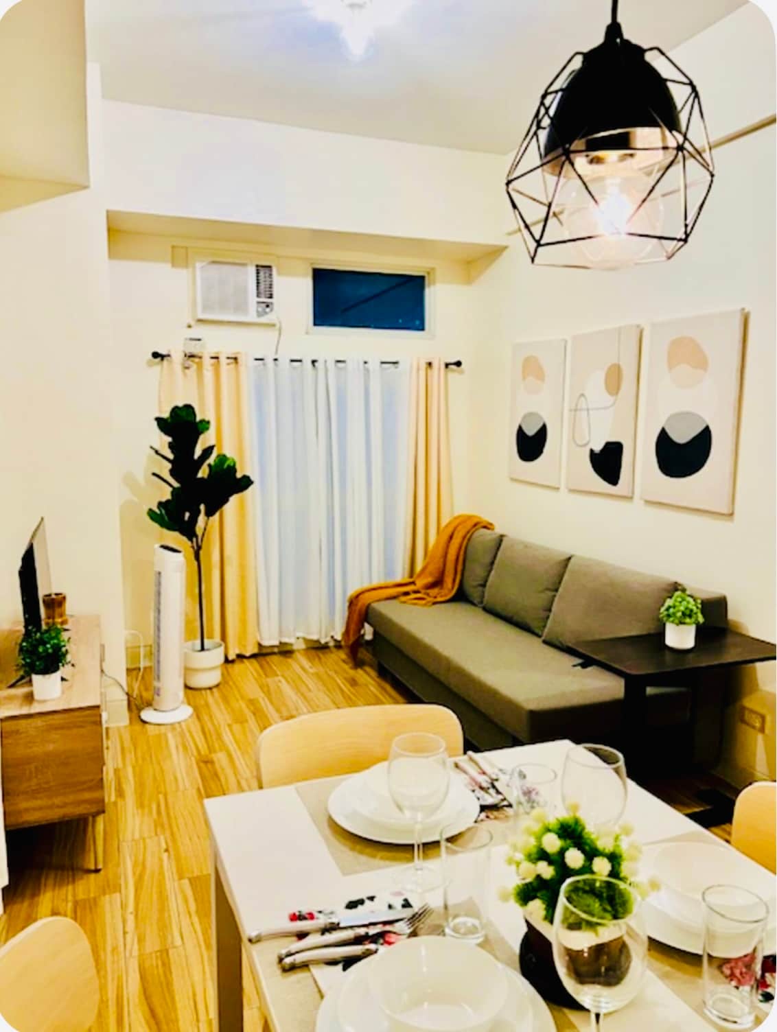 منطقة معيشة مشرقة ومريحة مع إضاءة طبيعية من نوافذ الزاوية الكبيرة. 