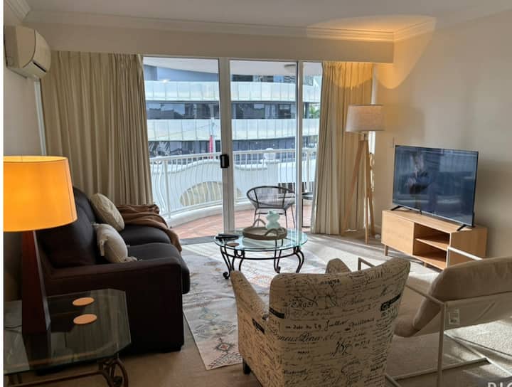 In The Heart Of Broadbeach - Surfers Paradise