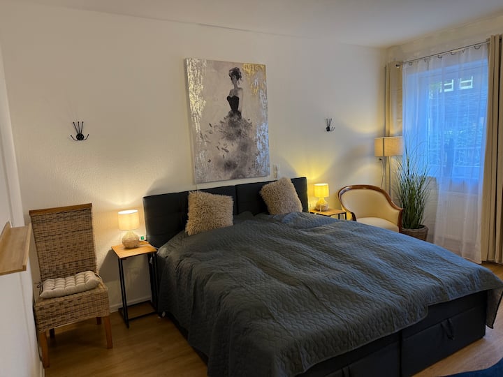 2 מיטות קפיצים נוחות. 
אל תשכחו ציפיות, מצעים, מגבות בגודל 100x200 ס"מ וכו'.
