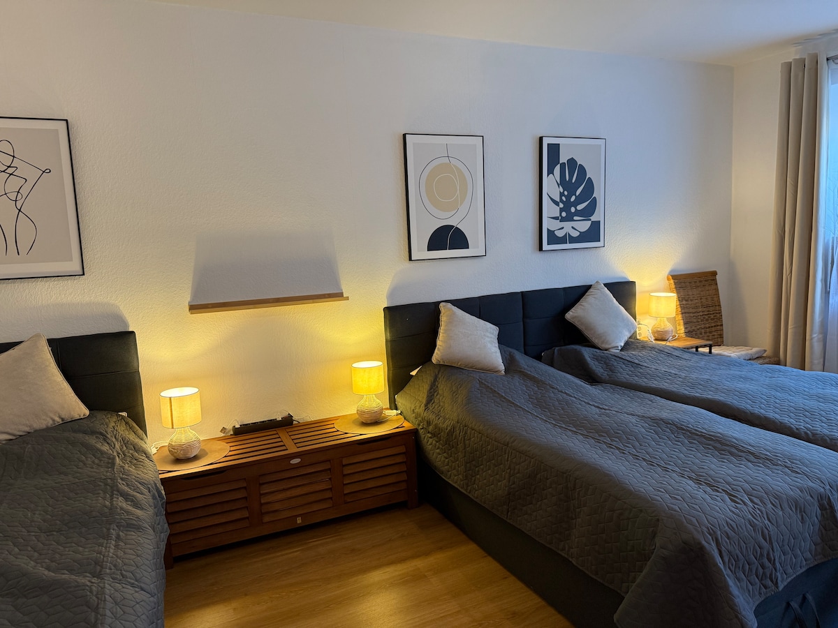 ثلاثة أسرّة مفردة 90 × 200 سم
أغطية لحاف، ملاءات 100 × 200 سم، مناشف، إلخ️.️