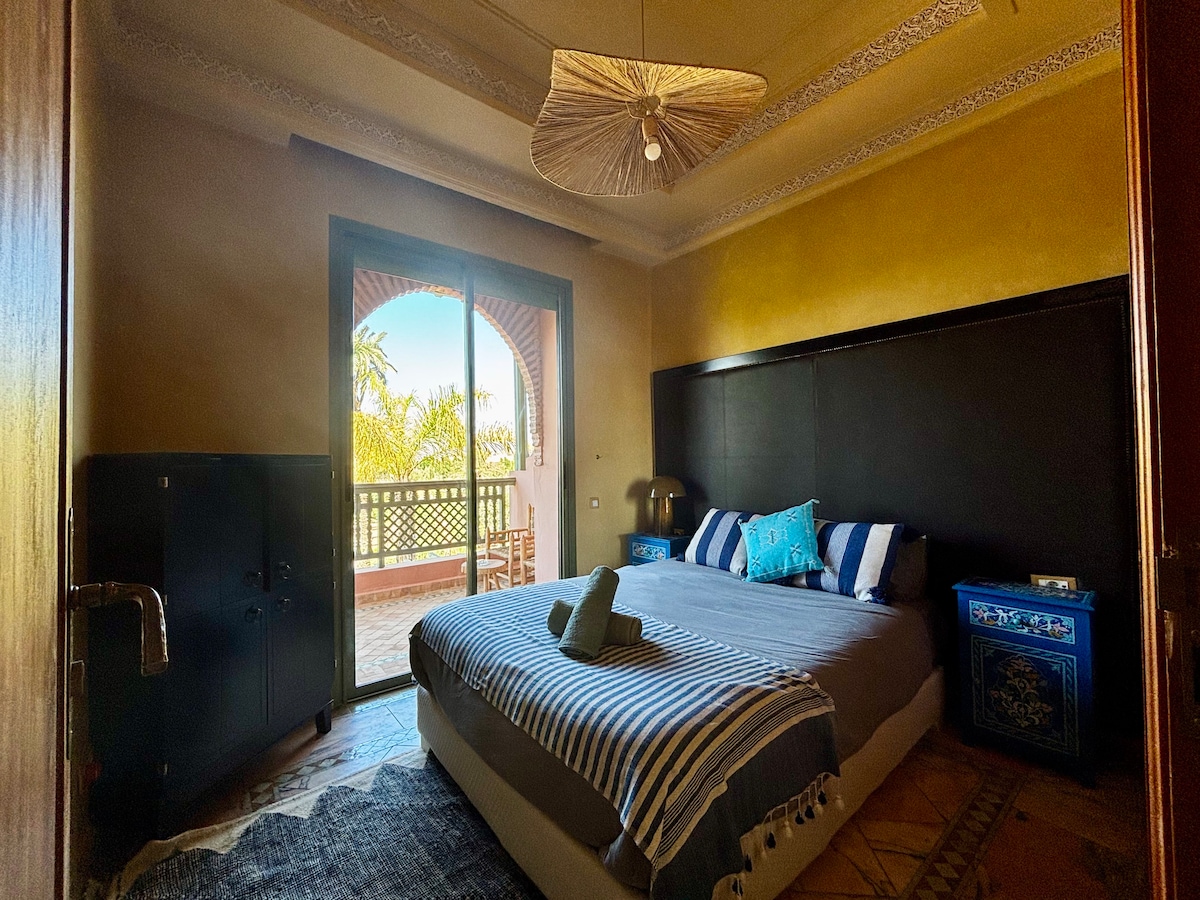 卧室配有储物柜、额外的枕头、电动百叶窗 