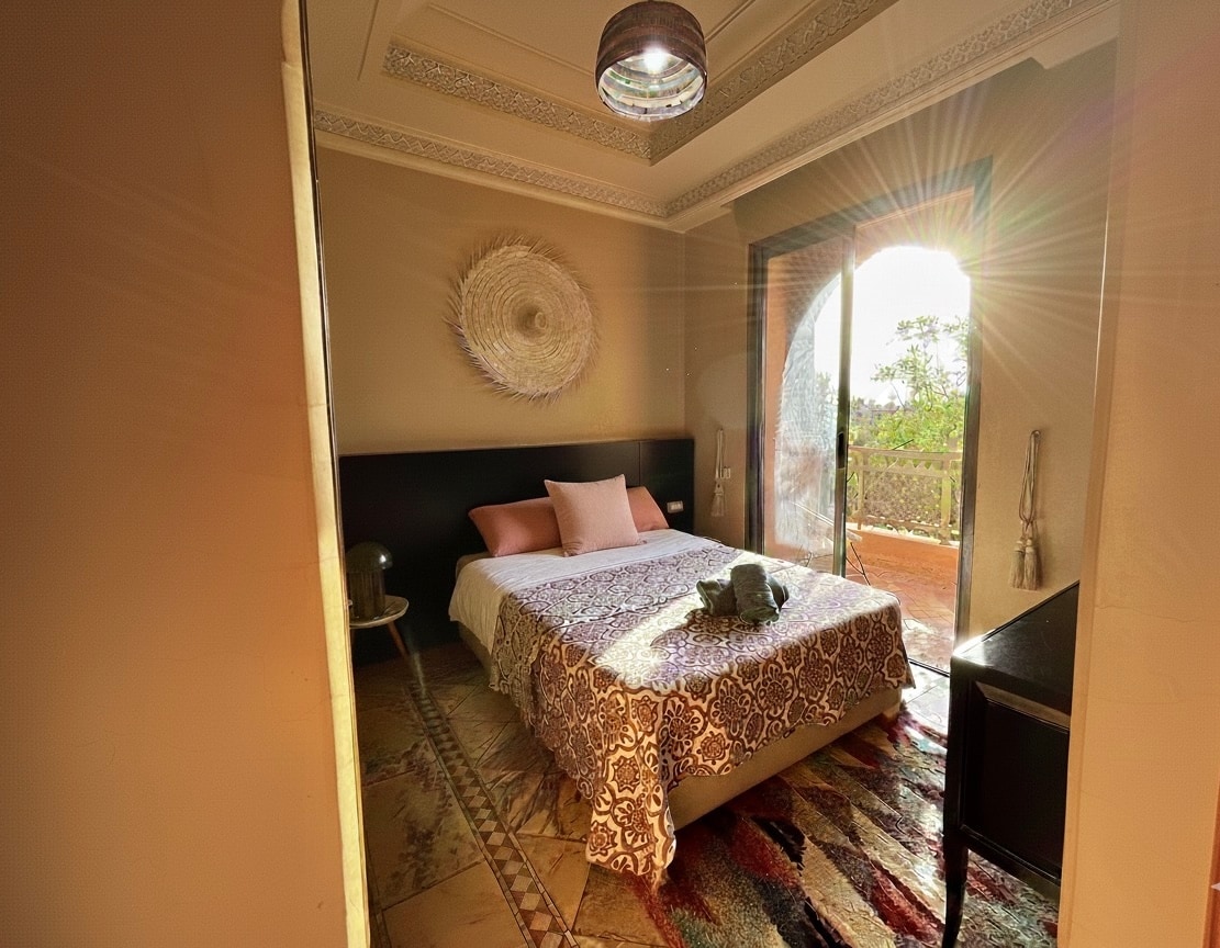 卧室配有储物柜、额外的枕头和婴儿床 