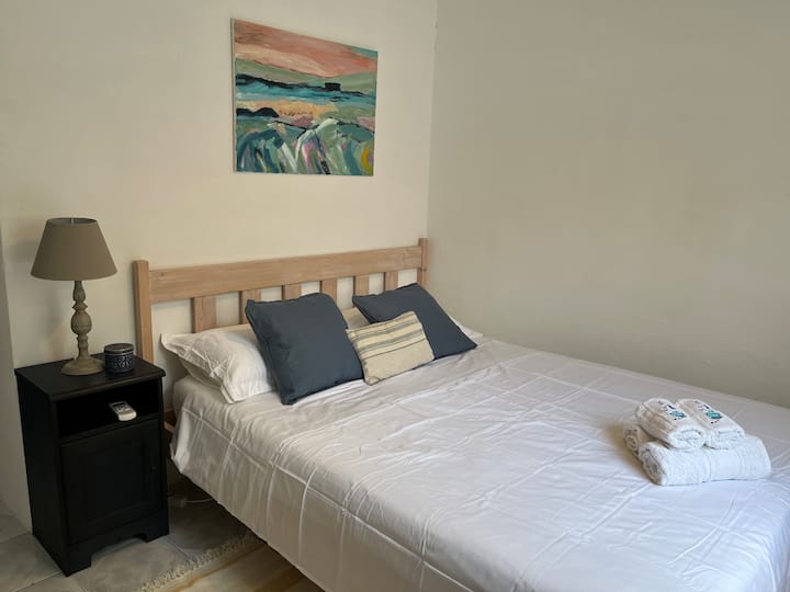 Ova soba ima veliki bračni krevet, radni stol i stolice te vješalice i košare za odlaganje. Potpuno novi jastuci (tvrdi i srednji) i posteljina od 100 % egipatskog pamuka s visokim brojem niti.