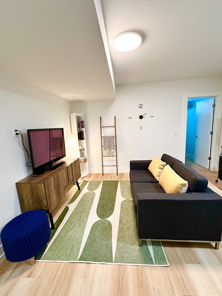 *Newly Renovated Gem* 4 Mins Walk To Bus Stop! - Toronto