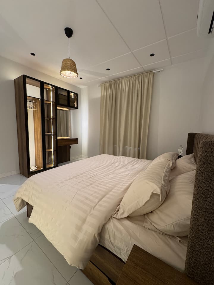 יש גם ארון בגדים לאחסון בגדים ושולחן רחצה 