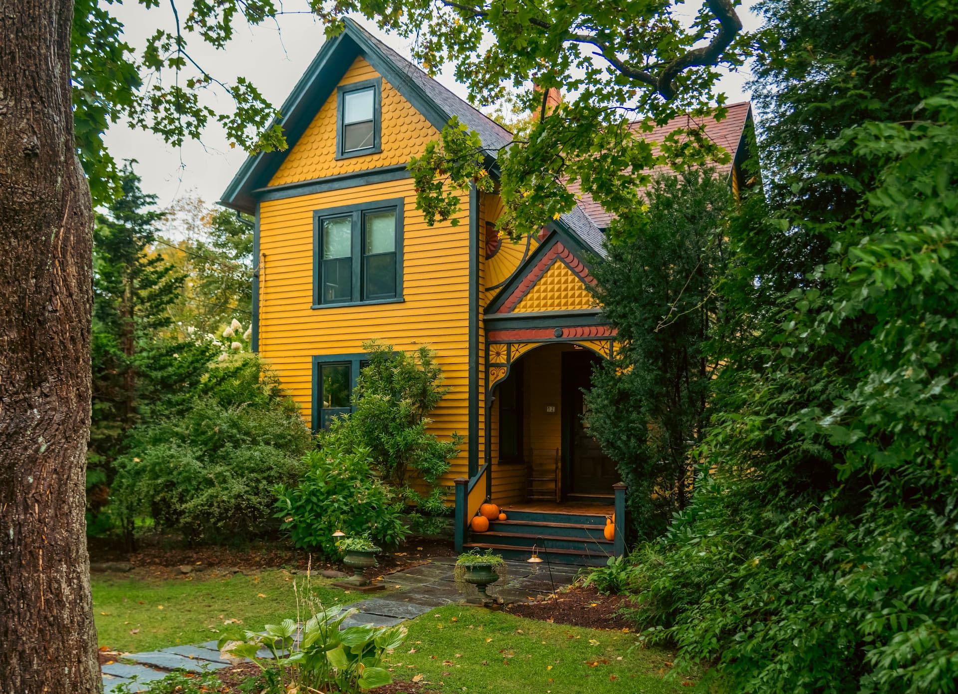 Chester Gingerbread House: Stroll to Village
