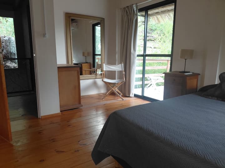 La casa tiene 2 dormitorios. Este dormitorio tiene aire frio-calor. Se puede armar 1 cama matrimonial o 2 individuales Tiene balcón con vista al Lago.