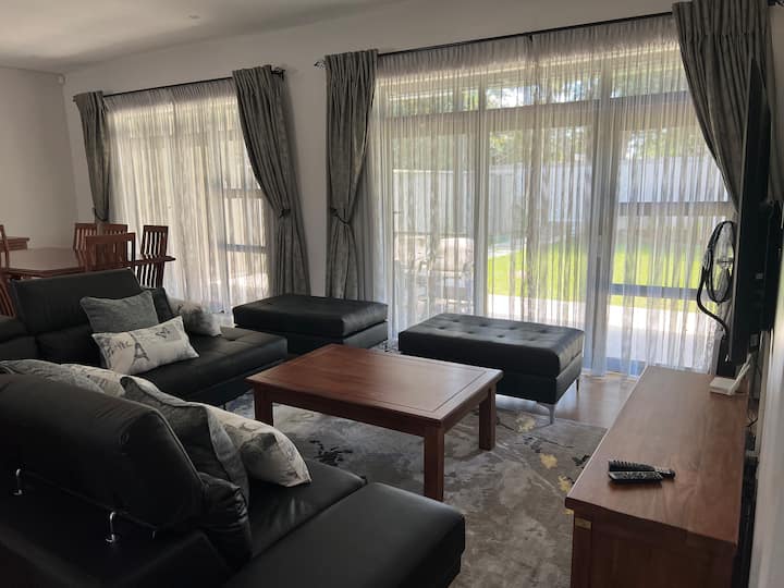 Posh 4-bedroomed Unit - 辛巴威