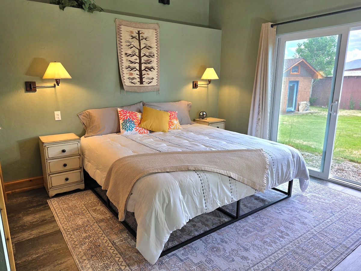 Суперголямо двойно легло. Включени са спално бельо, персонален вентилатор и вентилатор на тавана