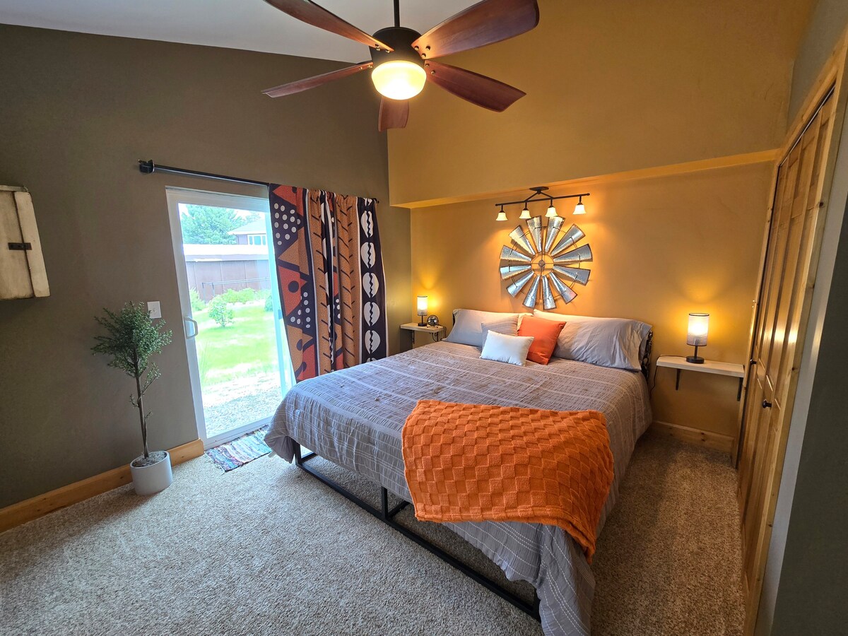 Осигурени са суперголямо двойно легло, спално бельо, вентилатор на тавана и персонален вентилатор