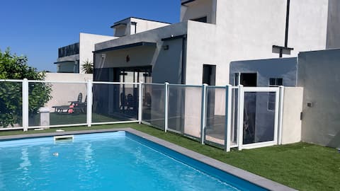 Contemporary Villa 8 People – Comfort, Pool
