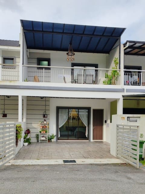 Secret Garden 4BR Terrace House 温馨双层排屋 Night Market