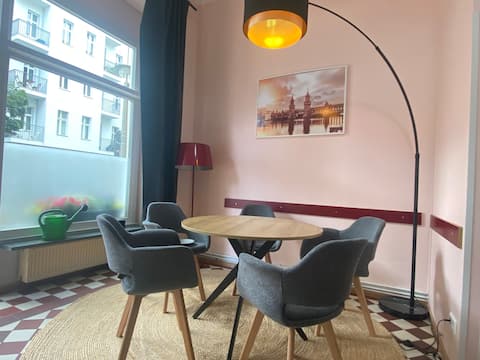 Erfolgreiche Airbnb-Immobilie: [H] 2 bedrooms, 2 bathrooms, popular neighborhood, by the park in Prenzlauer Berg