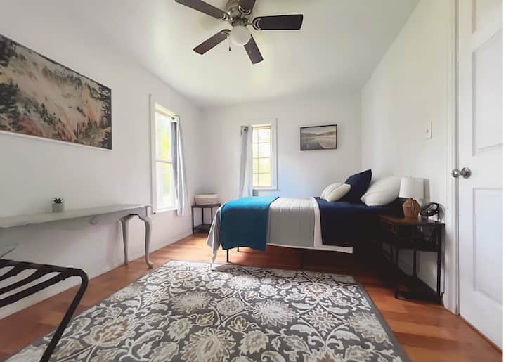 Dormitorio de tamaño completo con baño completo en suite para dos personas 