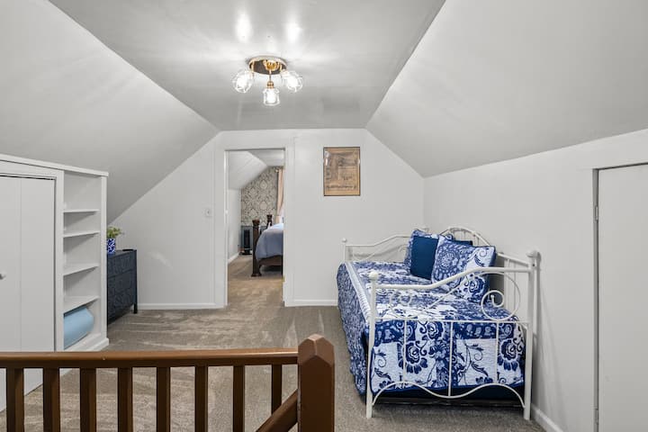 El sofá cama se puede utilizar como una cama individual, dos camas individuales o se puede levantar la cama nido para formar una cama king. 