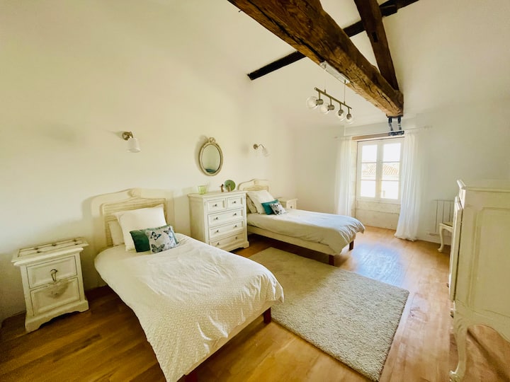 สามารถจัดเตรียมเตียงเดี่ยว 2 เตียงหรือเตียงคู่ 1 เตียงให้ได้ 