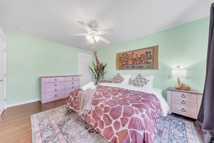 Chumba cha twiga kina kitanda cha ukubwa wa kifalme kilicho na kabati kubwa