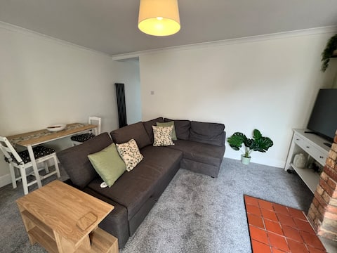 Popular Airbnb listing: Large Stylish flat in Poole, parking, terrace in Studland
