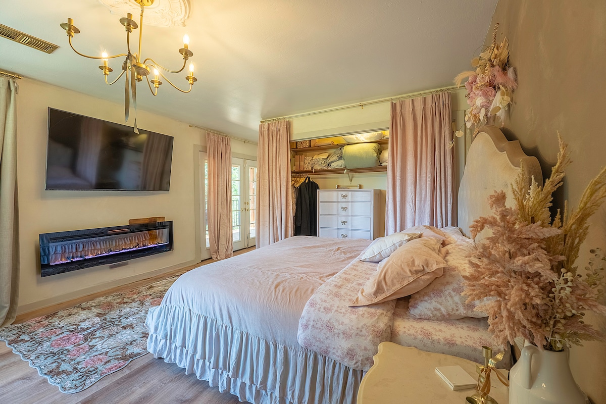 Pink Bedroom, king size bed, 2 trunk beds, closet, TV, electric fireplace, sitting area, private bathroom