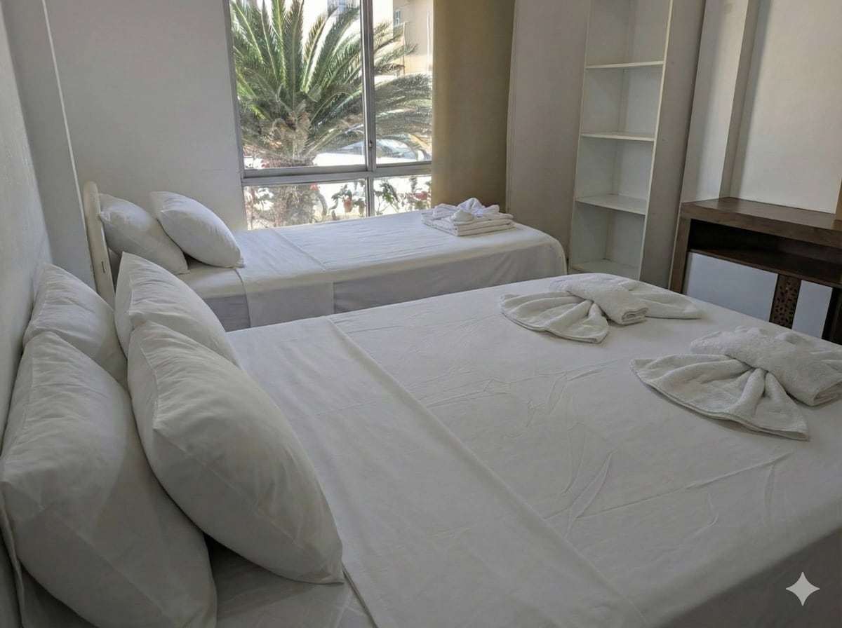 Chambre avec deux lits simples, idéale pour les couples, les amis ou les voyageurs d'affaires. Il dispose d'un espace de rangement. De grandes fenêtres avec lumière naturelle qui génèrent un séjour confortable et fonctionnel.