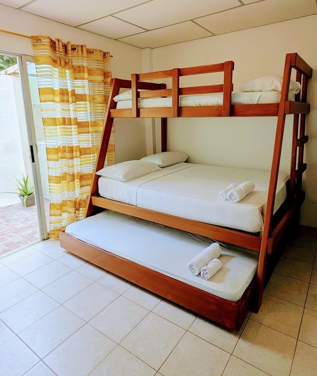 Lit superposé avec 3 lits :
2 lits de 2 places chacun 
1 lit, 1 place et demie 