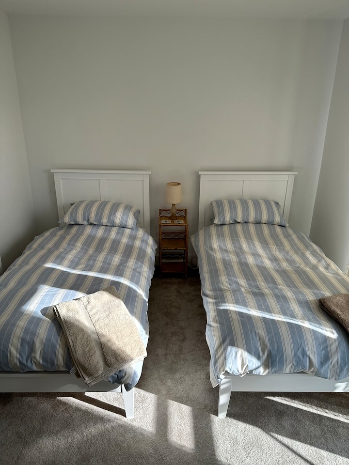 Chumba cha kulala cha watu wawili na vitanda viwili vya mtu mmoja