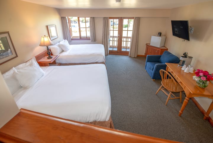 Cozy Two Queen Room At Oceanfront Resort - Campbell River