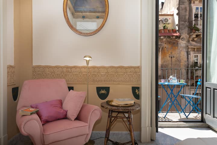 卧室内设有扶手椅，可欣赏阳台美景 