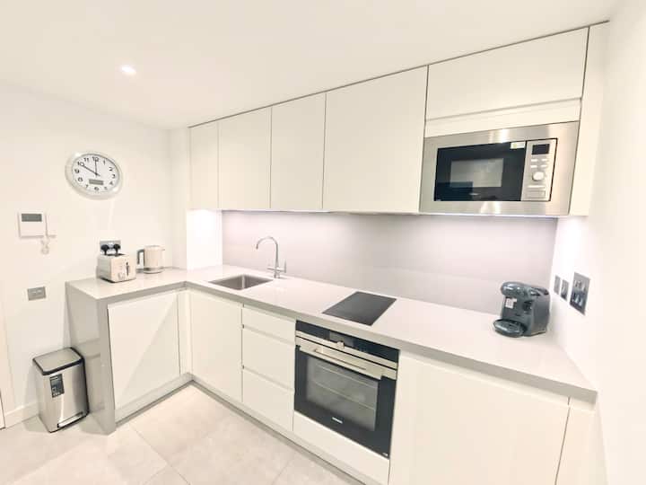 Luxury Studio W /Pool, Balcony + Parking - ジブラルタル