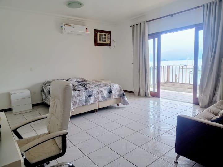 Главниот апартман е простран, удобен и добро осветлен, со брачен кревет и кауч на спуштање, како и када и плакар. 