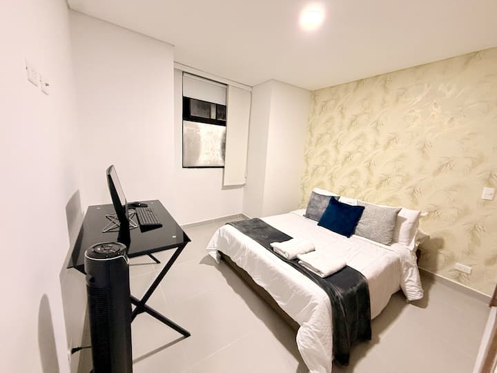 Tretia spálňa ponúka manželskú posteľ, veľký šatník a pohodlný pracovný priestor ideálny na domácu kanceláriu alebo coworking. Jeho veľké okno poskytuje vynikajúcu ventiláciu a prirodzené osvetlenie, čím vytvára sviežu a produktívnu atmosféru.